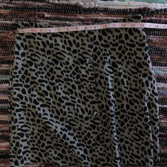 Nasty Gal Olive Green Animal Leopard Print Lightweight Flowy Trendy Mini Skirt - Picture 8 of 12